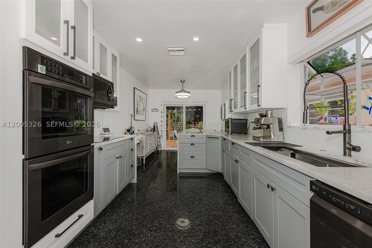 9048 Carlyle Ave - Photo 6 of 24