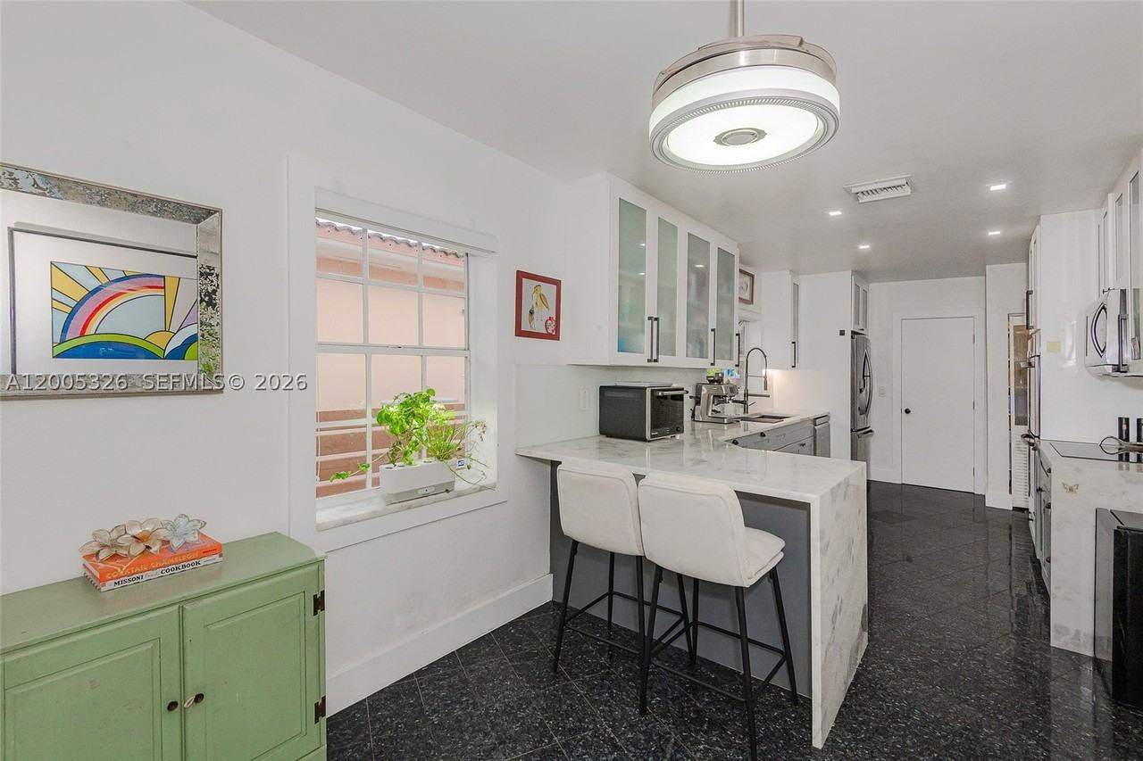 9048 Carlyle Ave - Photo 7 of 24