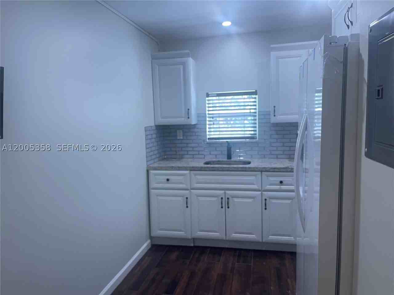 554 Ne 74th St #2 - Photo 3 of 30