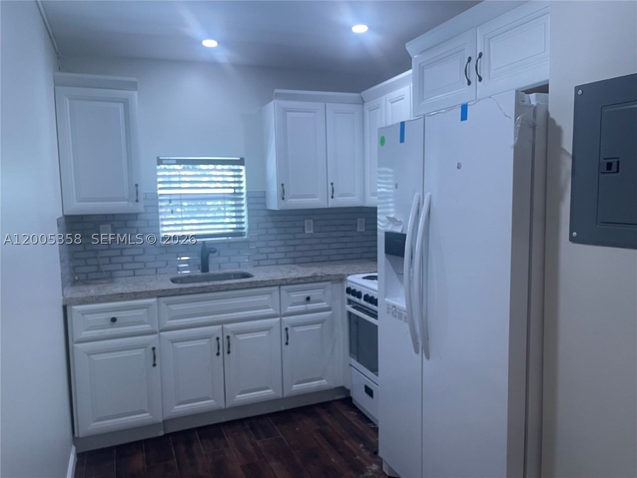 554 Ne 74th St #2 - Photo 4 of 30