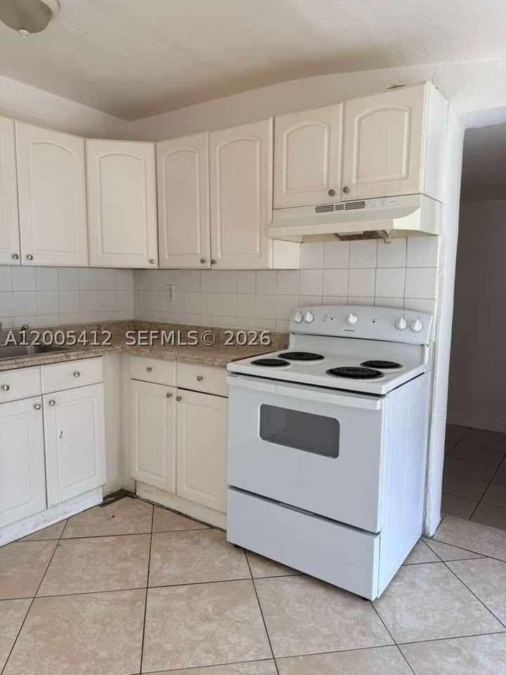 1942 Adams St #1944 - Photo 3 of 6