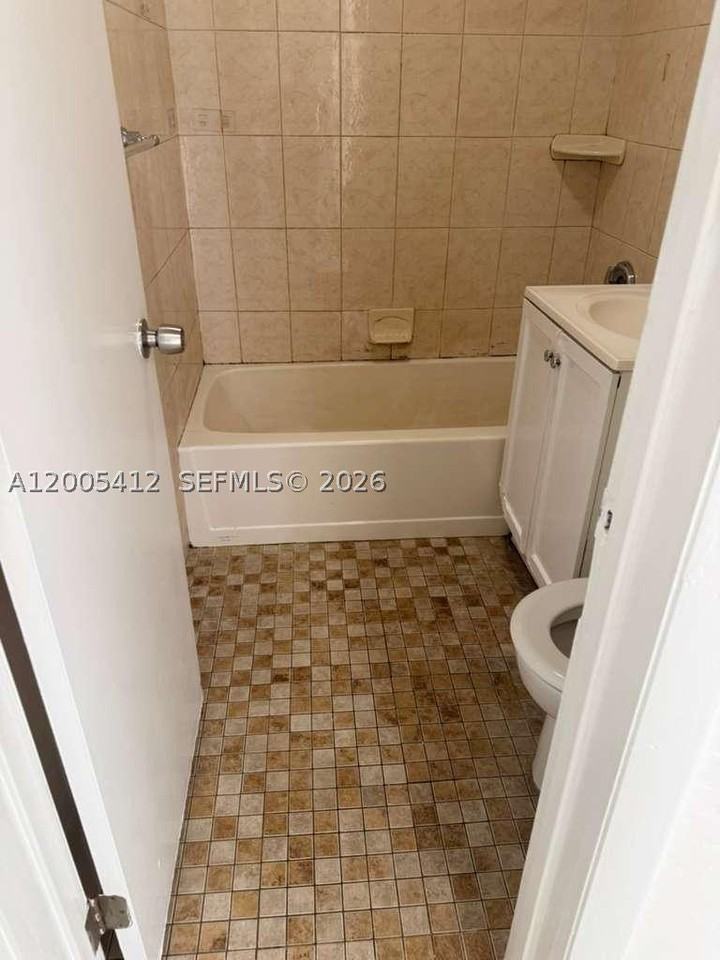 1942 Adams St #1944 - Photo 5 of 6