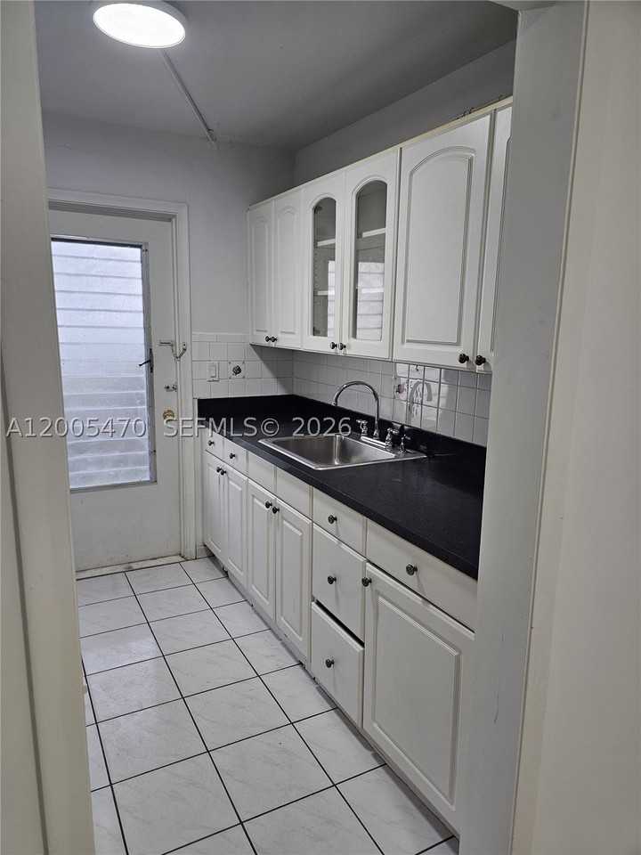 1719 Wiley St #2 - Photo 6 of 38