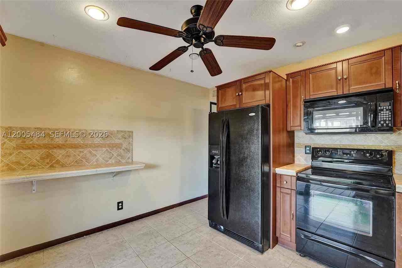 11154 Nw 37th St - Photo 5 of 26