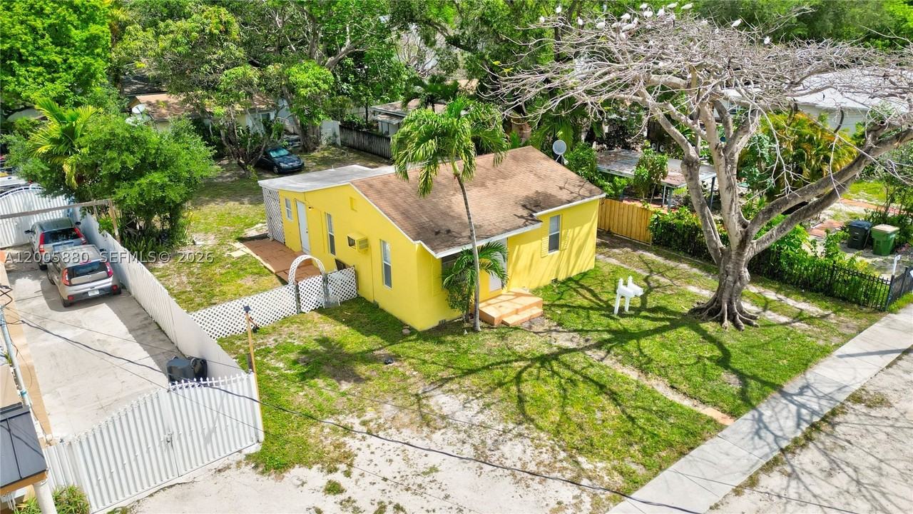 1085 Ne 128th St - Photo 4 of 26