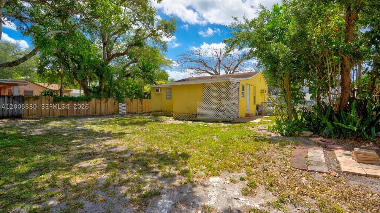 1085 Ne 128th St - Photo 5 of 26