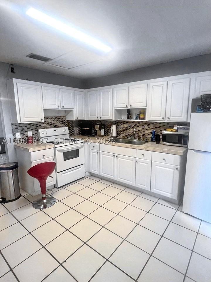 4259 Royal Banyan Way #B - Photo 2 of 16