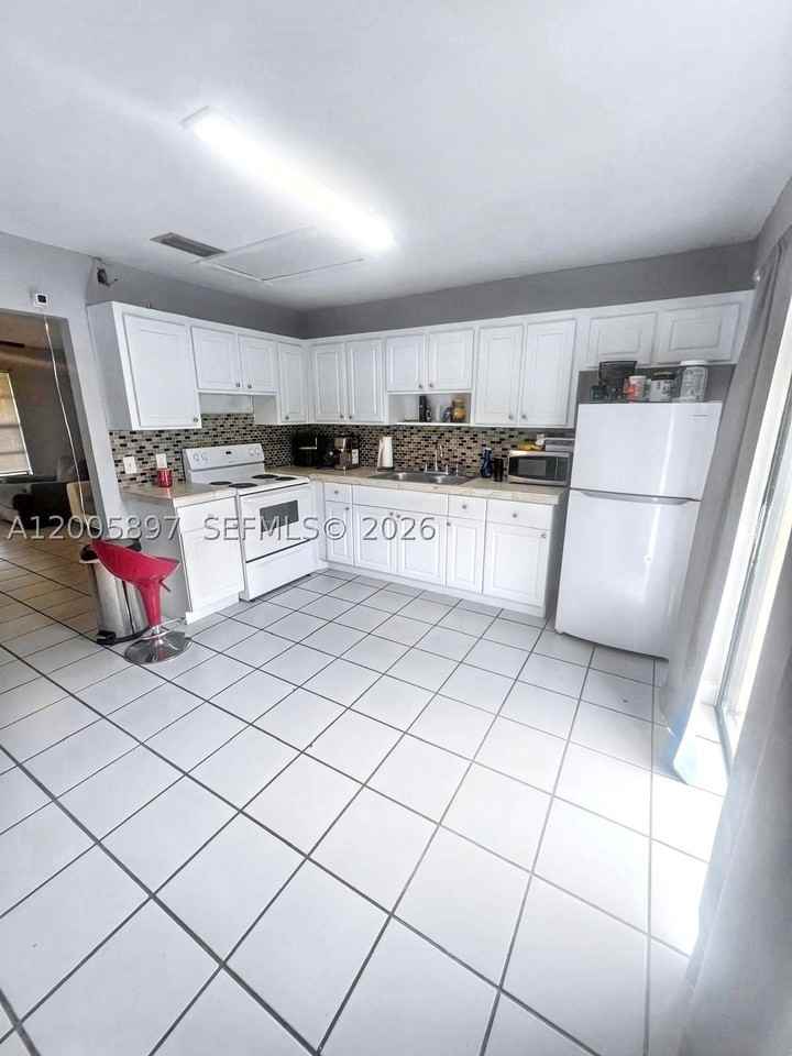 4259 Royal Banyan Way #B - Photo 4 of 16
