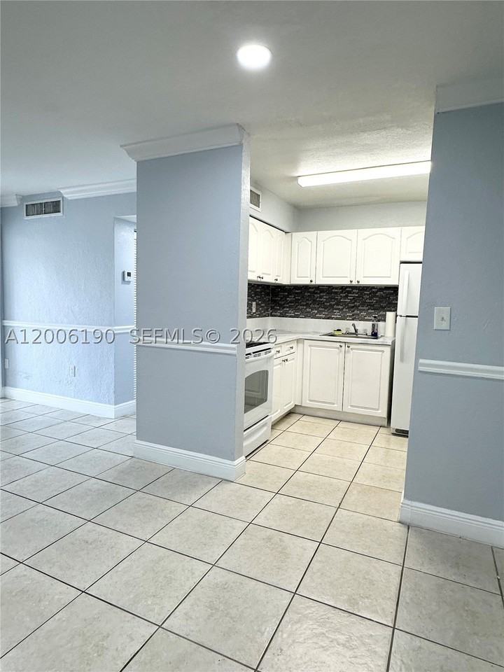 9405 Sw 76th St #Y32 - Photo 4 of 13