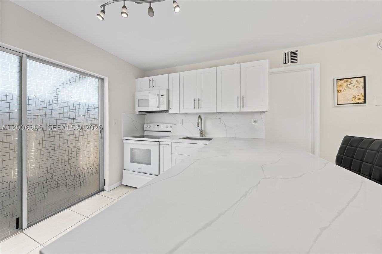 9011 Ne 4th Avenue Rd #9011 - Photo 5 of 30