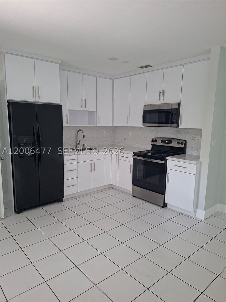 1814 Sw 97th Ter #A - Photo 4 of 12