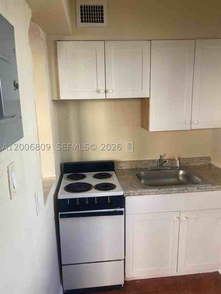 1319 Nw 60th St #4 - Photo 4 of 15