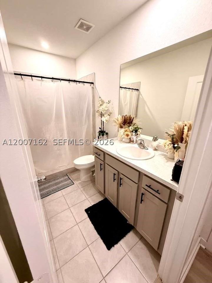 470 Ne 12th St - Photo 3 of 22