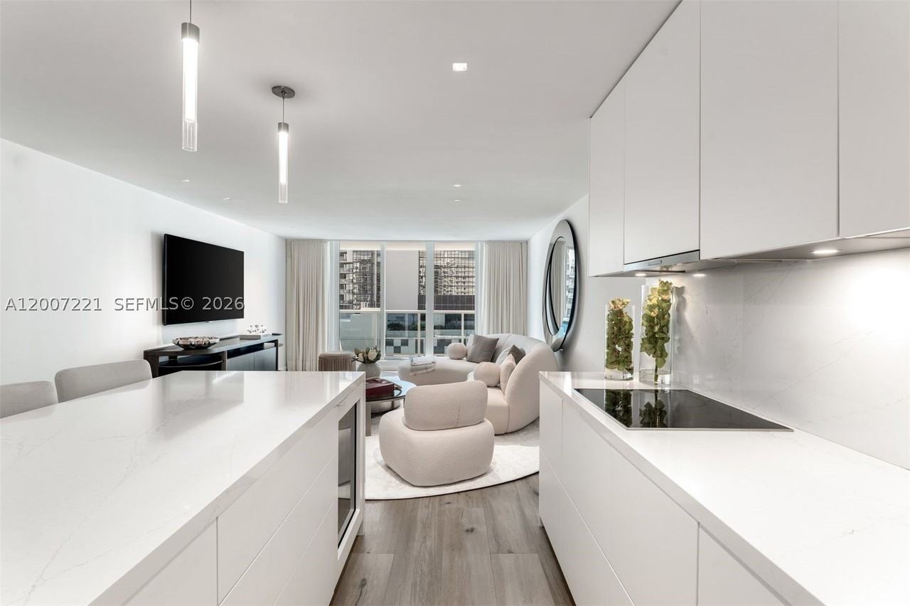 2301 Collins Ave #902 - Photo 4 of 22