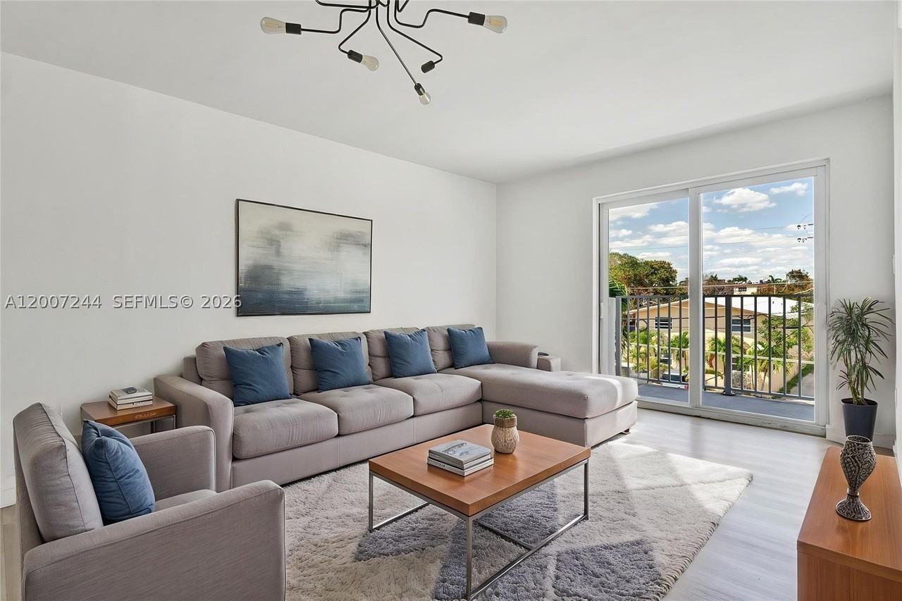 620 Sw 10th St #301 - Photo 2 of 21