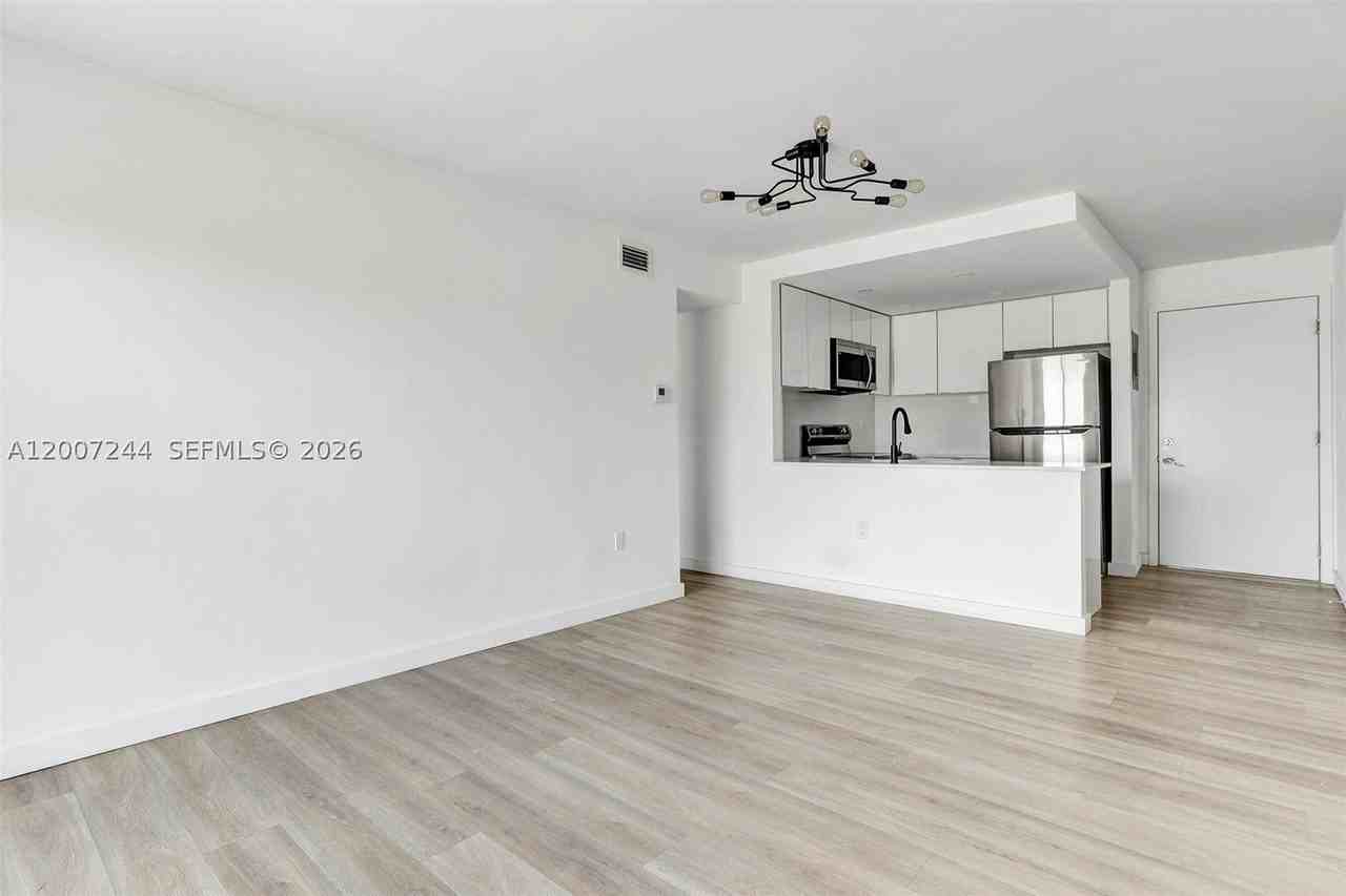 620 Sw 10th St #301 - Photo 7 of 21