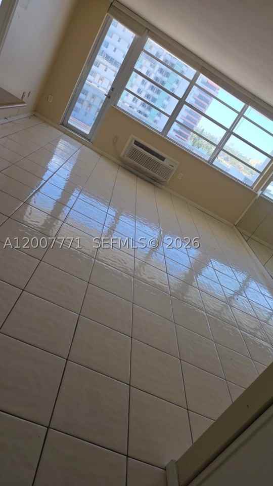 5313 Collins Ave #906