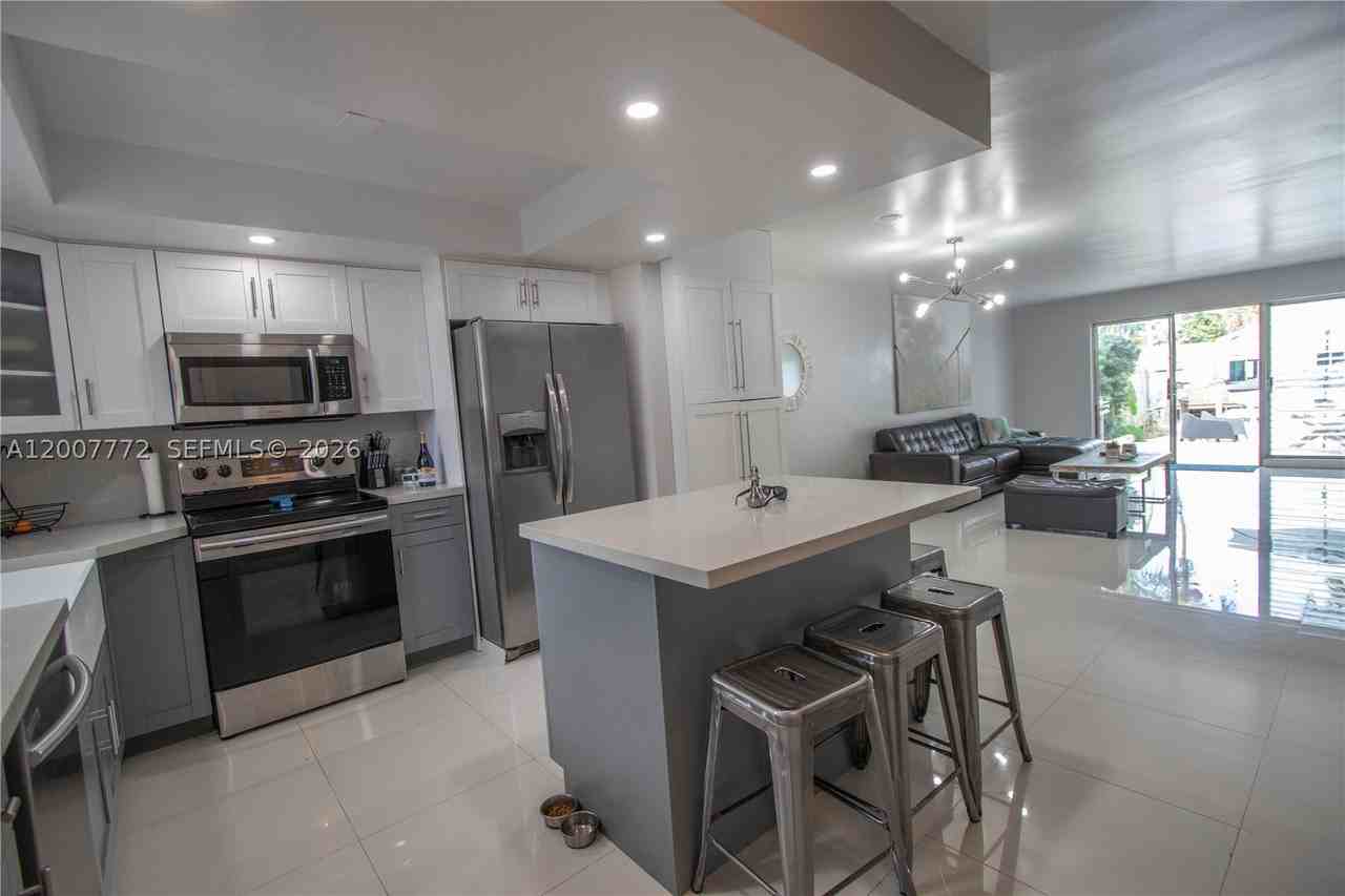 2117 Ne 123rd St - Photo 2 of 14