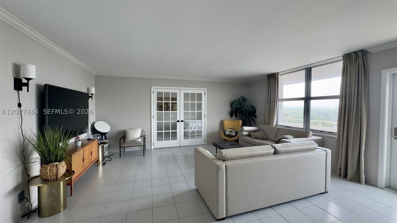 9225 Collins Ave #812