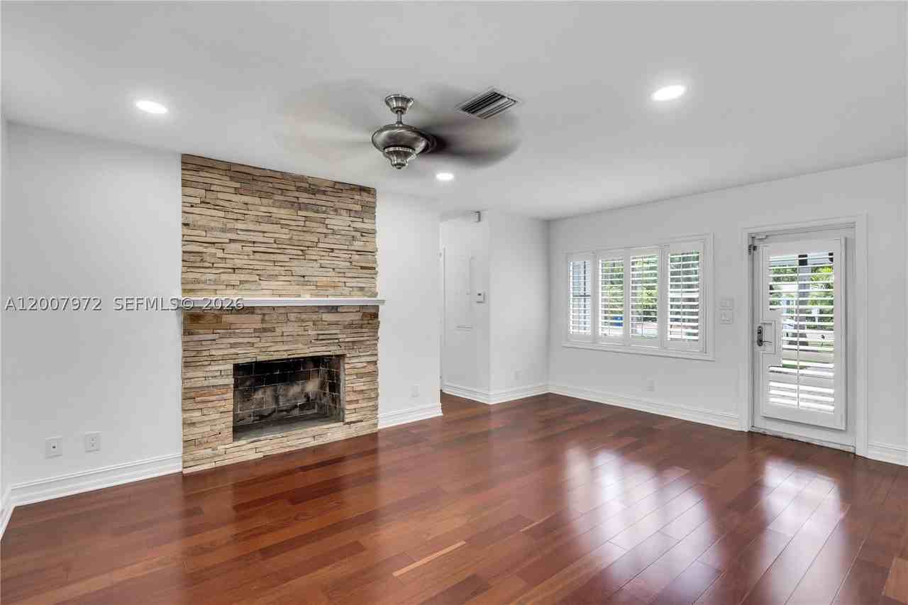720 Ne 17th Ter - Photo 4 of 48