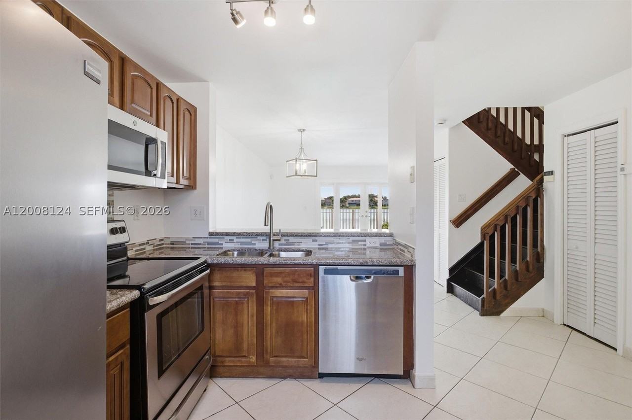 17530 Sw 139th Ct - Photo 2 of 35