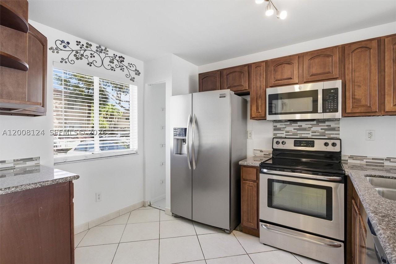 17530 Sw 139th Ct - Photo 3 of 35