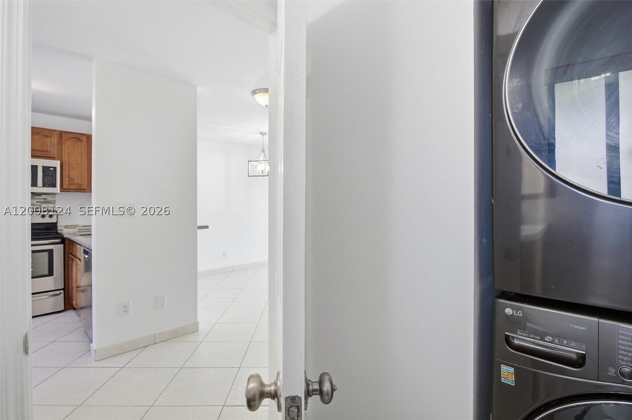 17530 Sw 139th Ct - Photo 4 of 35
