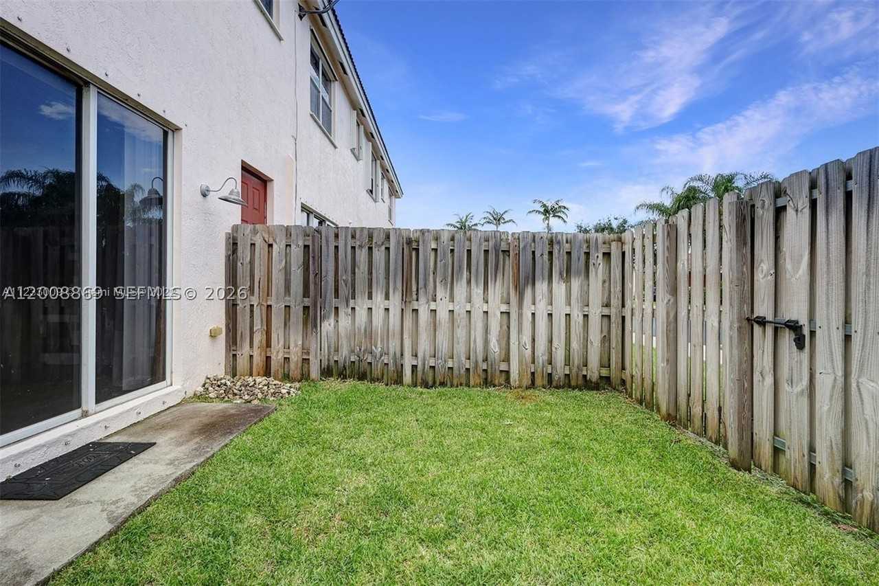 2311 Ne 42nd Cir #1 - Photo 2 of 18
