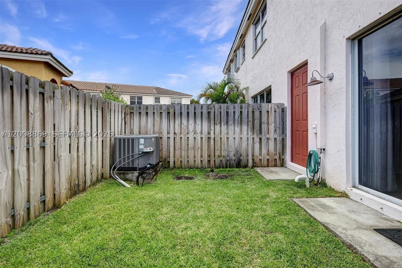 2311 Ne 42nd Cir #1 - Photo 4 of 18