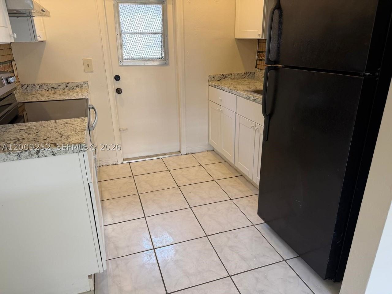 728 Sw 7th St #1-2 - Photo 3 of 7