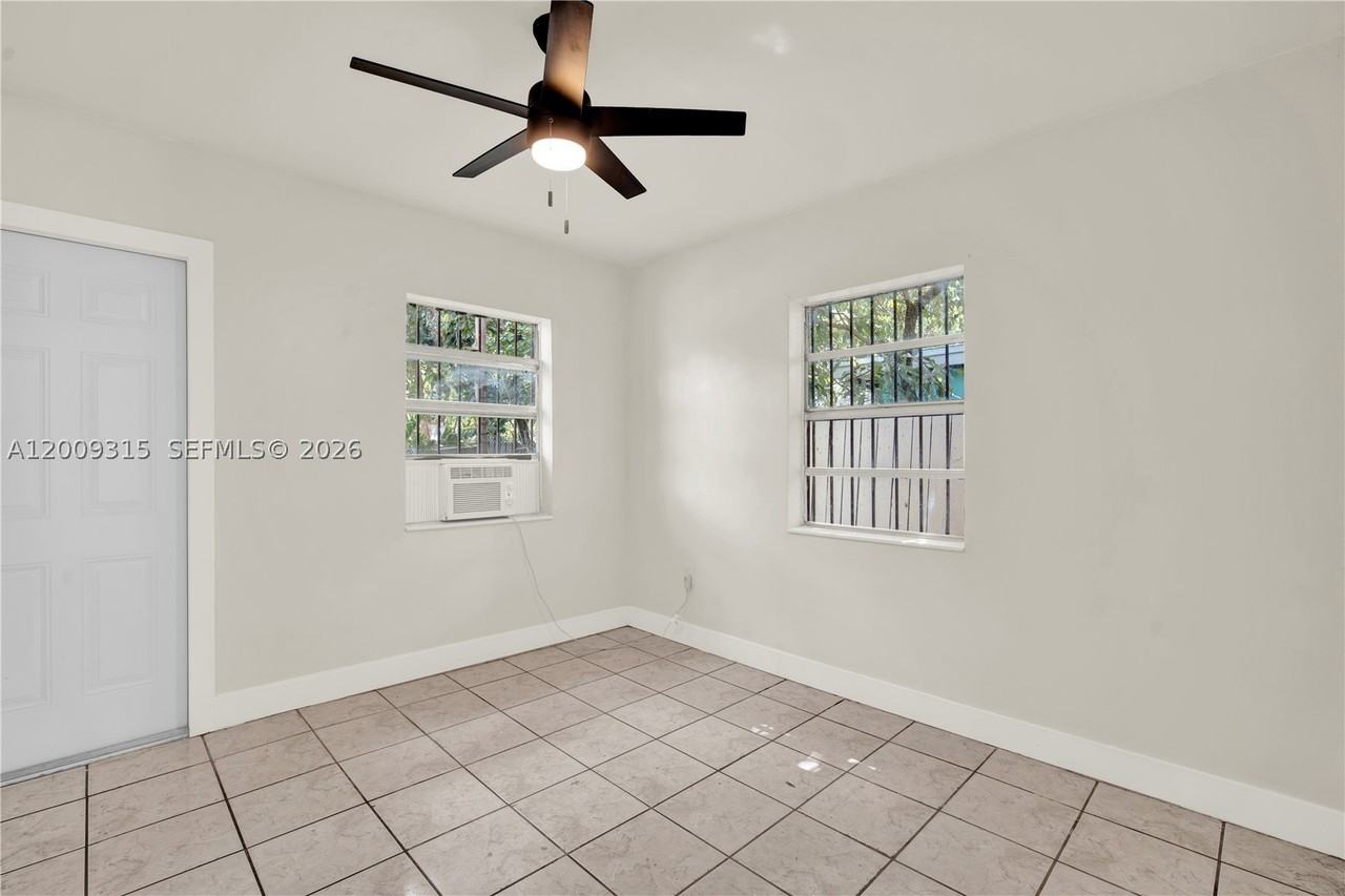 105 Nw 7th Ave #A - Photo 4 of 34