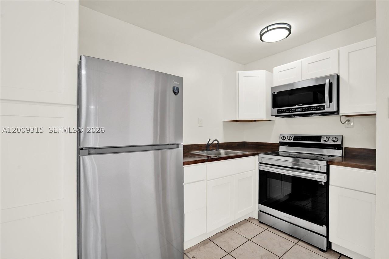 105 Nw 7th Ave #A - Photo 5 of 34