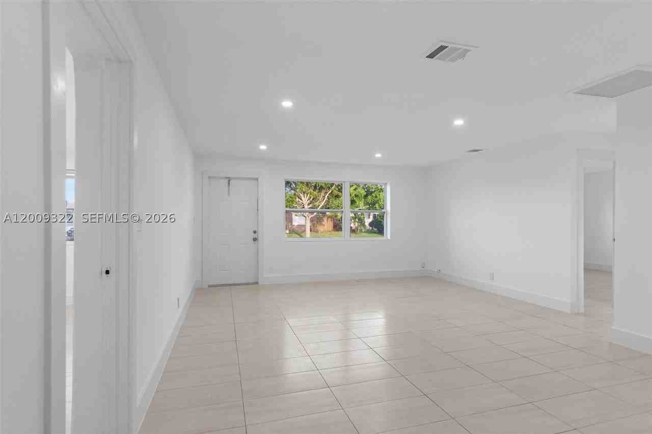 1481 Sw 49th Ave #1481 - Photo 3 of 20