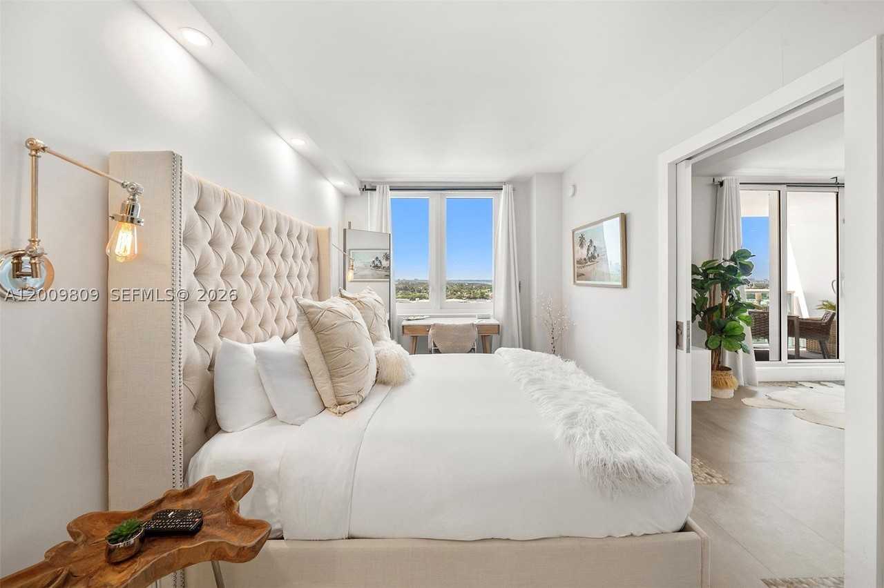 2301 Collins Ave #1533 - Photo 3 of 32