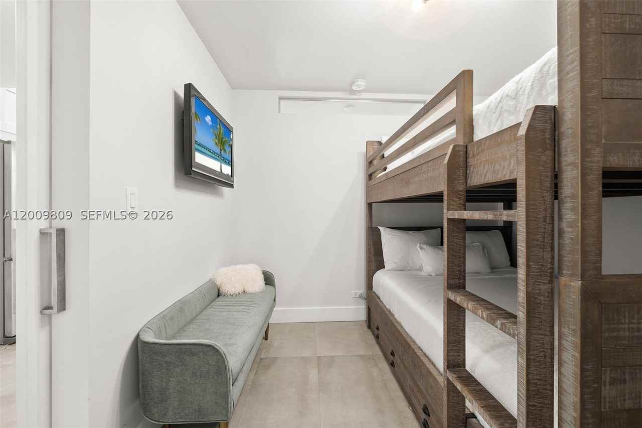 2301 Collins Ave #1533 - Photo 4 of 32