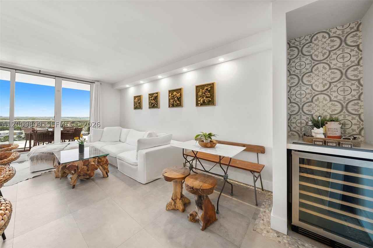 2301 Collins Ave #1533 - Photo 6 of 32