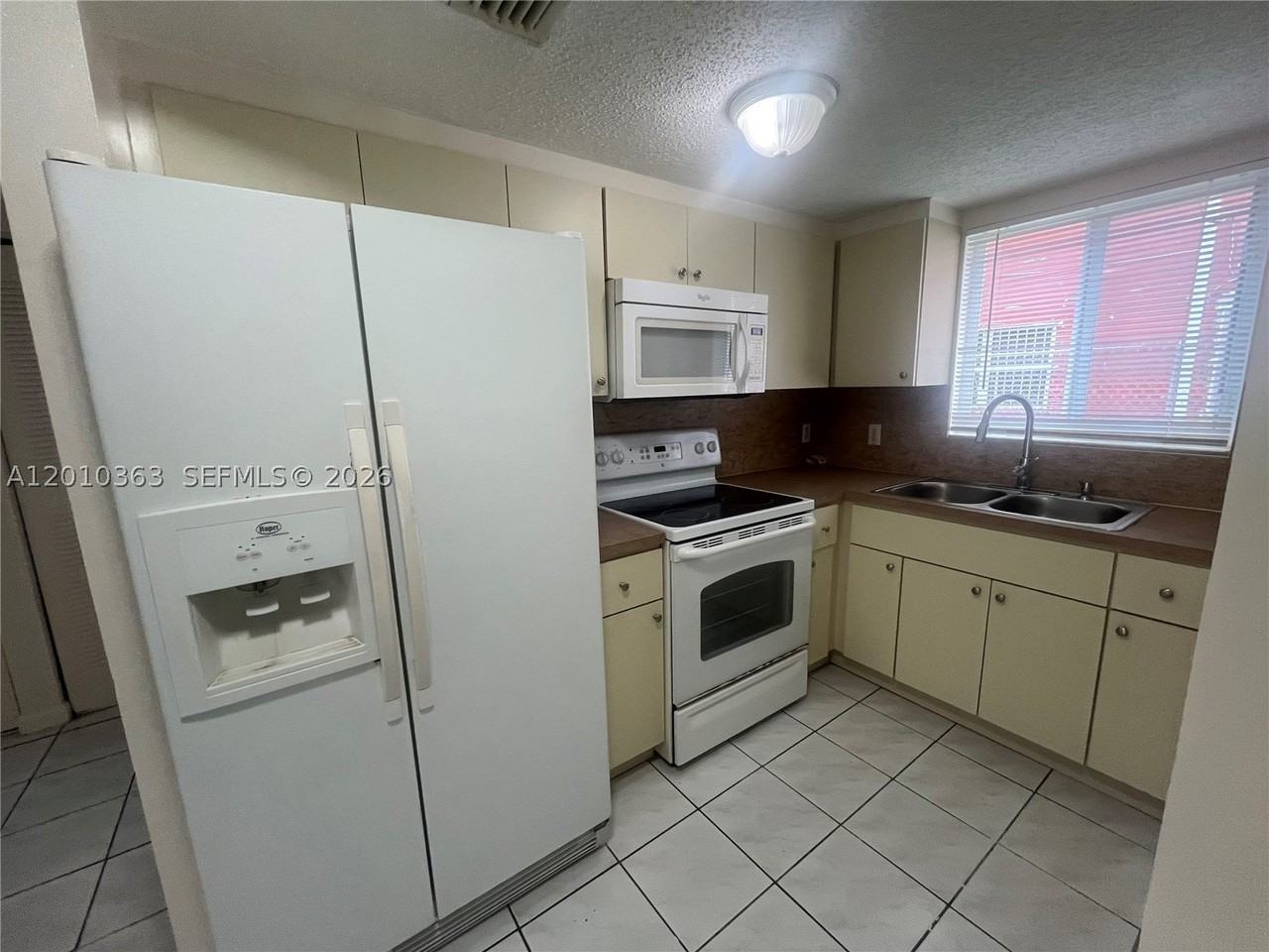 1419 Sw 22nd Ave #4 - Photo 4 of 11