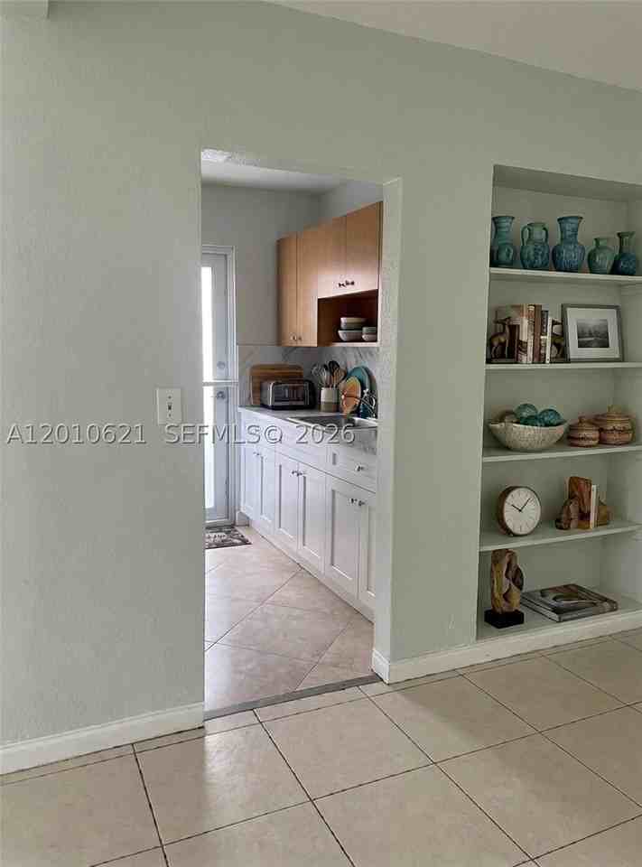 2412 Sw 11th St #1 - Photo 5 of 12