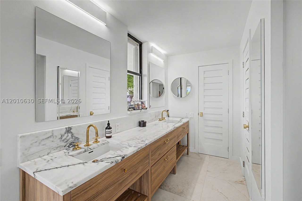 2575 S Bayshore Dr #4A - Photo 3 of 26