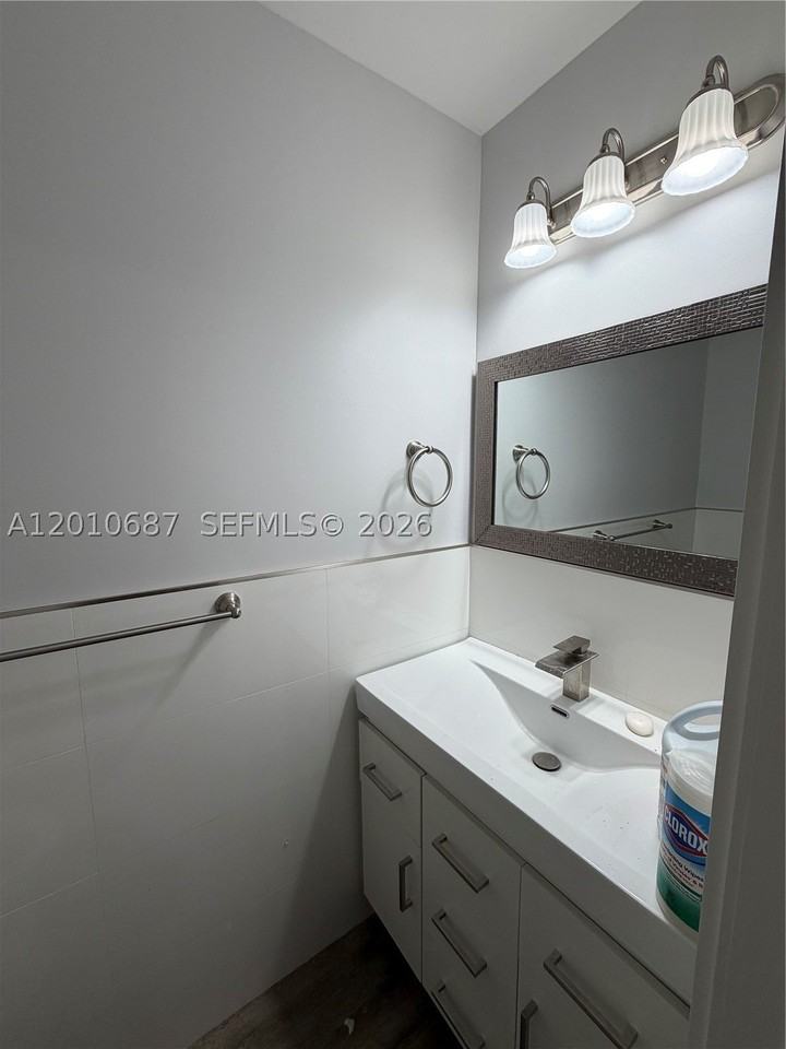 2433 Nw 96th St #B - Photo 4 of 5