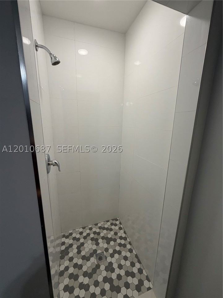 2433 Nw 96th St #B - Photo 5 of 5