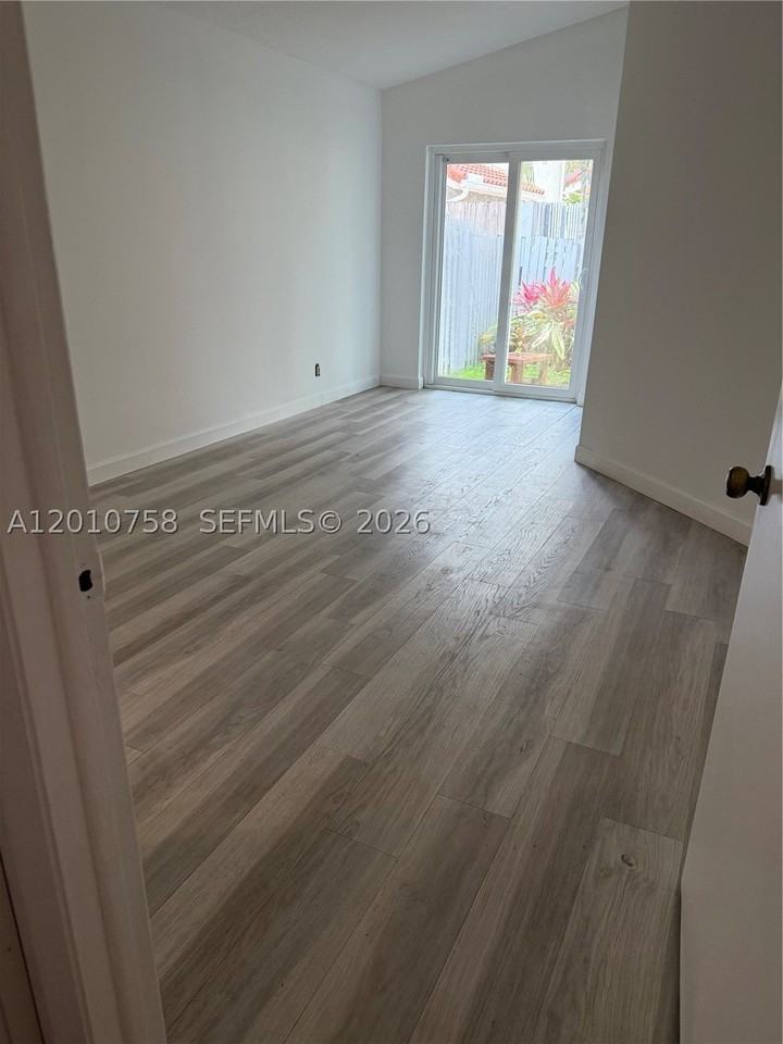 1407 Seagrape Cir - Photo 2 of 9