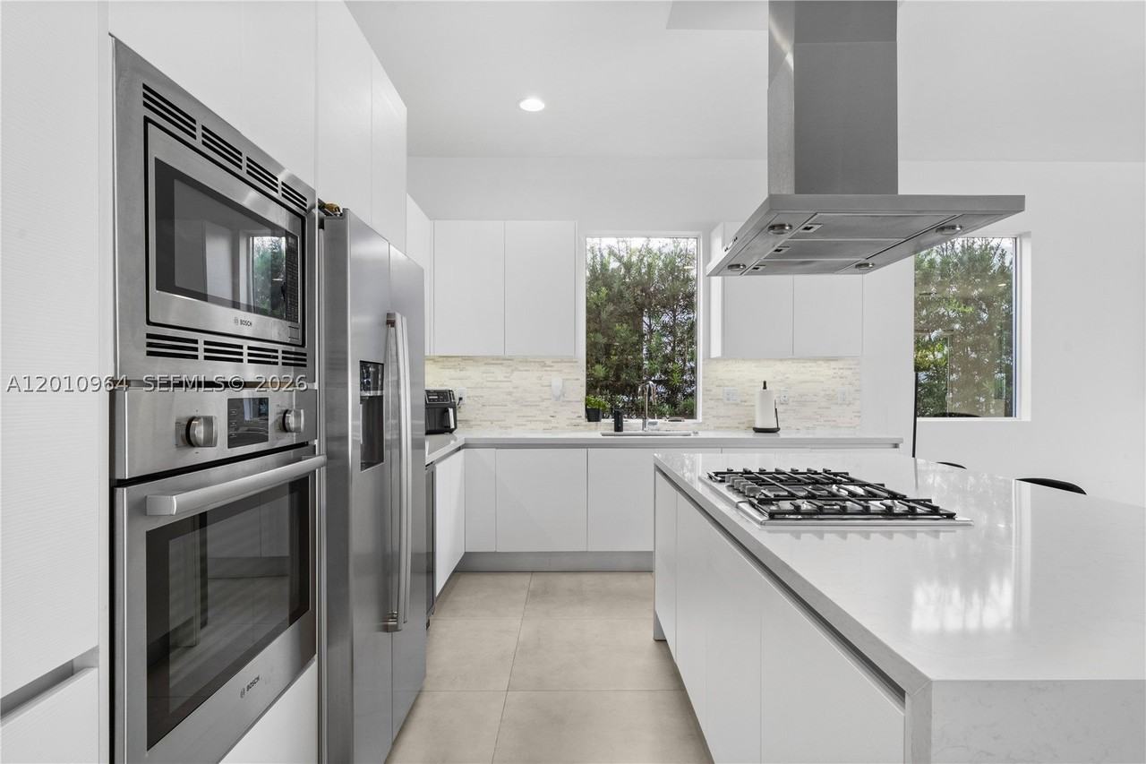 9915 Nw 75th St #9915 - Photo 5 of 43