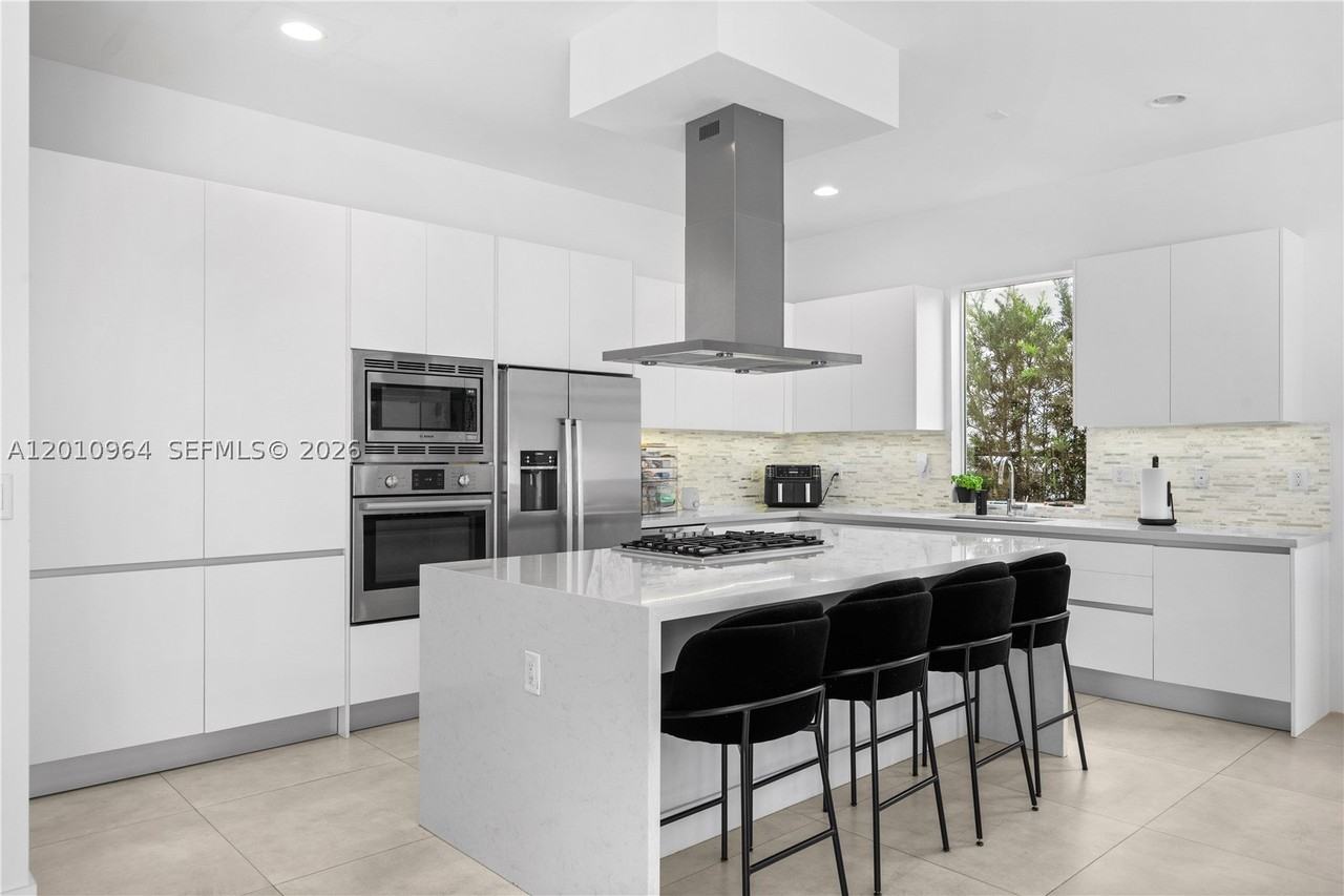 9915 Nw 75th St #9915 - Photo 6 of 43