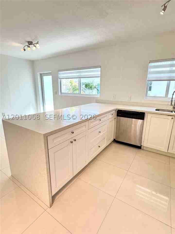8035 Crespi Blvd #9 - Photo 2 of 7
