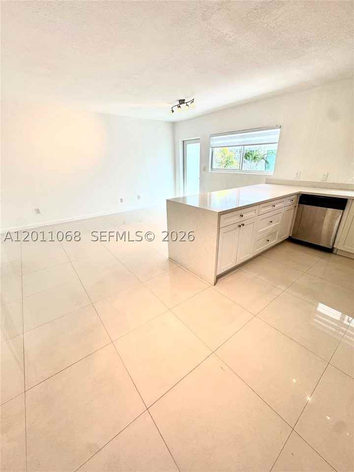 8035 Crespi Blvd #9 - Photo 3 of 7