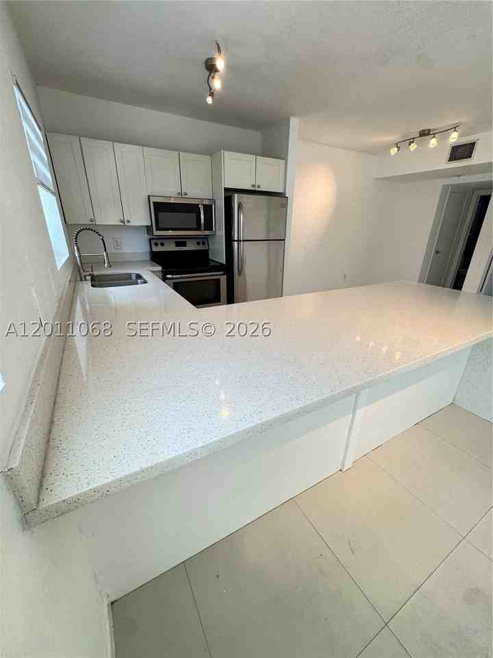 8035 Crespi Blvd #9 - Photo 4 of 7