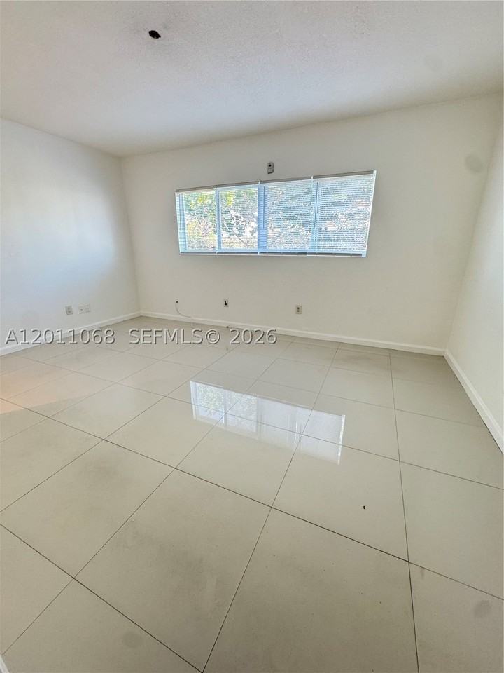 8035 Crespi Blvd #9 - Photo 5 of 7