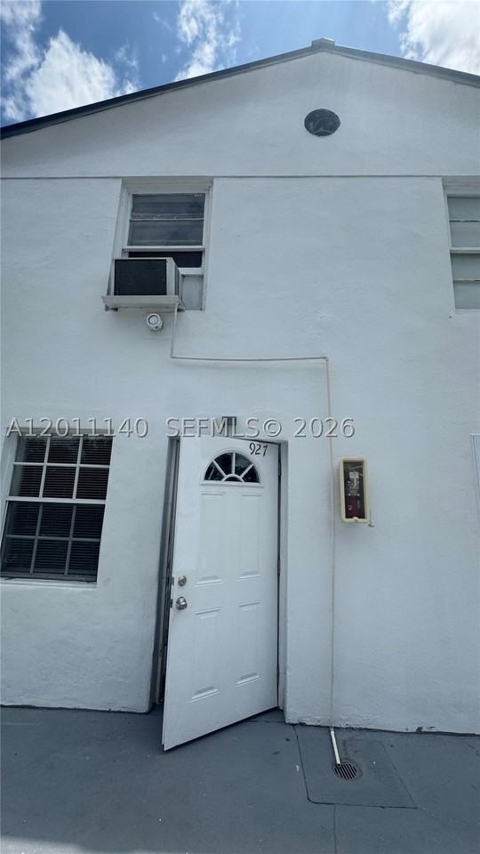 921 N 17th Ct #927 - Photo 3 of 13