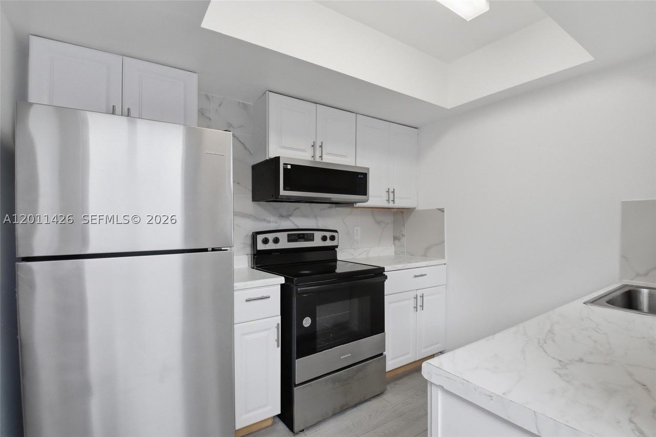 28 Nw 170th St #1 - Photo 3 of 15